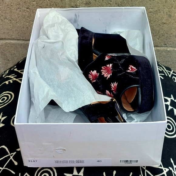 Elegant Black Embroidered Heels - Picture 14 of 15